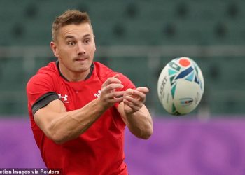 Bivši reprezentativac Walesa Jonathan Davies povlači se iz profesionalnog ragbija… oduzimajući vrijeme za svoju slavnu 18-godišnju karijeru nakon što je neko vrijeme pauzirao iz sporta