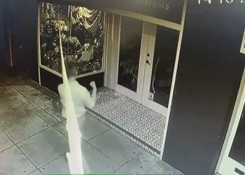 Bizarne snimke CCTV-a bacaju šokantno novo svjetlo na tvrdnju da je pobjednik Bathurst 1000 napadnut ispred puba dok je slavio pobjedu u utrci