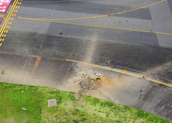 Bomba iz Drugog svjetskog rata eksplodira u prometnoj međunarodnoj zračnoj luci, stvarajući kratere na rulnoj stazi