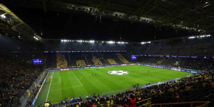 Borussia Dortmund, kontroverzna koreografija: “Uefa mafijo, ti misliš samo na novac”