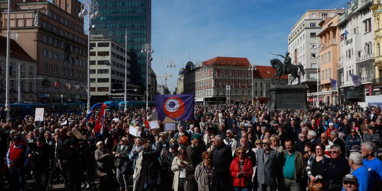 Brojni umirovljenici prosvjedovali na Trgu bana Jelačića: ‘On misli da mi to ne razumijemo’