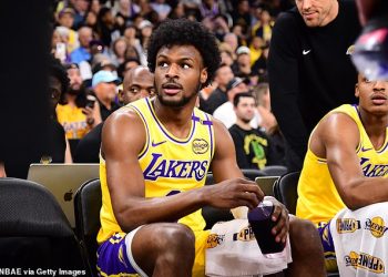 Bronny James debitirao je za Lakerse u NBA predsezonskoj utakmici protiv Timberwolvesa… s tatom LeBronom koji ga gleda s klupe