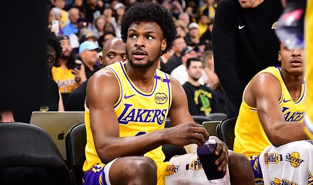 Bronny James debitirao je za Lakerse u NBA predsezonskoj utakmici protiv Timberwolvesa… s tatom LeBronom koji ga gleda s klupe