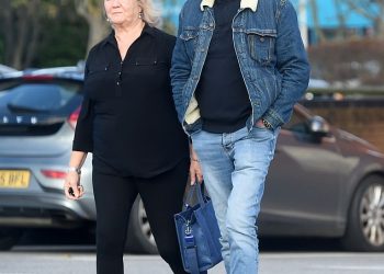 Bruce Jones iz Coronation Streeta ide u shopping sa svojom suprugom Sandrom i pozira za selfije s obožavateljima jer je viđen prvi put otkako je otkrio da je njegov lik odbačen putem e-pošte