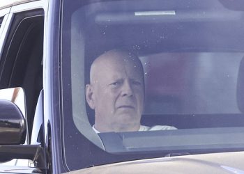 Bruce Willis (69) čini se sumorno tijekom rijetkog izleta u LA -u usred bitke za demenciju