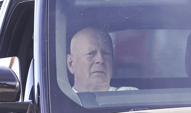 Bruce Willis (69) čini se sumorno tijekom rijetkog izleta u LA -u usred bitke za demenciju