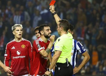Bruno Fernandes OPET vidi crveno! Sezona kapetana Man Uniteda postaje sve lošija u porazu od Porta… ali je li bio žrtva još jedne loše odluke?