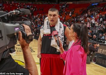 Brutalna tučnjava navijača na tribinama na NBA utakmici odvratila igračev intervju nakon utakmice: ‘Ovo je ludo’