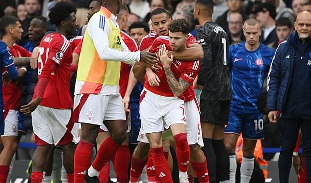 Chelseajev okršaj protiv Nottingham Foresta prerastao je u TUČU s Necom Williamsom koji je gurao Marca Cucurellu u Enza Marescu