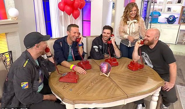 Coldplay SAVAGED zbog prodaje novog albuma na QVC-u dok obožavatelji ismijavaju ‘bizarni’ nastup uživo na shopping kanalu