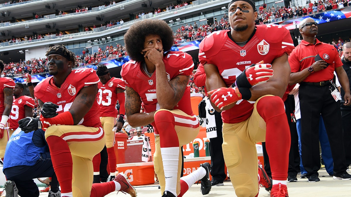 Colin Kaepernick 2016. kleči na bočnoj liniji s ostalim SF 49ersima