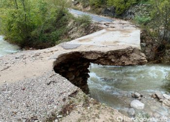 DIVA GRABOVICA Prizori iz malog mjesta do kojeg se nije moglo zbog poplava