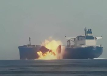 DRAMATIČNE SNIMKE! Napadnut tanker u Crvenom moru, posada pokušavala pogoditi besposadni gliser pun eksploziva dok juri prema njima…