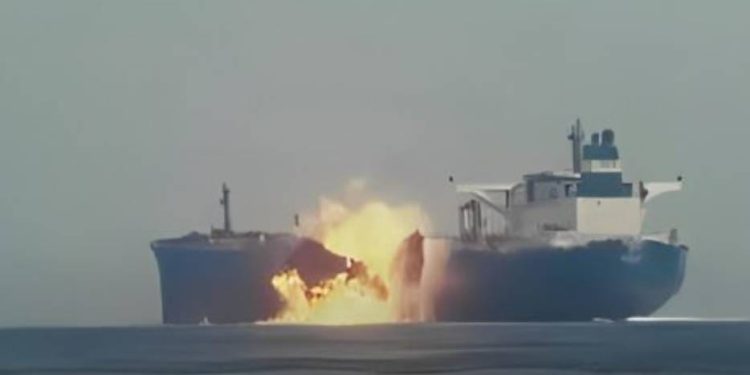 DRAMATIČNE SNIMKE! Napadnut tanker u Crvenom moru, posada pokušavala pogoditi besposadni gliser pun eksploziva dok juri prema njima…