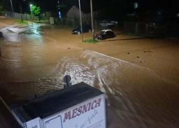 DRAMATIČNO I U KISELJAKU I FOJNICI Poplavljene ceste i dvorišta, škola odgođena, voda nije za piće