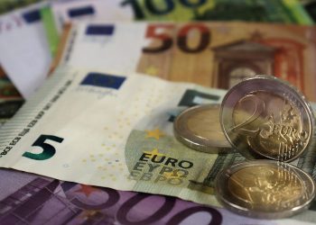 Dolar ojačao, tečaj eura oštro pao