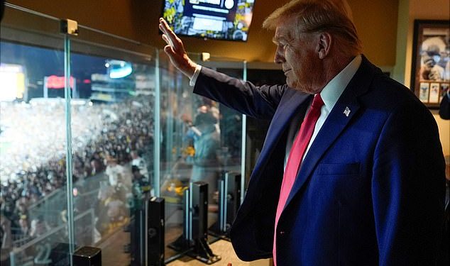 Donald Trump sleti u Pittsburgh na utakmicu Jets-Steelers dok ga pozdravlja bivša NFL zvijezda Antonio Brown