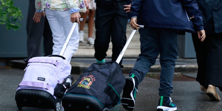 Drama pred školom u Novom Zagrebu: Roditelji ostavili djecu kod kuće i dolaze na prosvjed