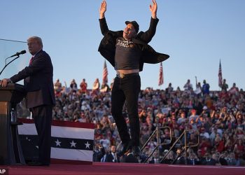 Elon Musk gleda Cowboys vs Steelers – dan nakon što se pridružio Donaldu Trumpu na skupu o povratku na mjesto pokušaja atentata