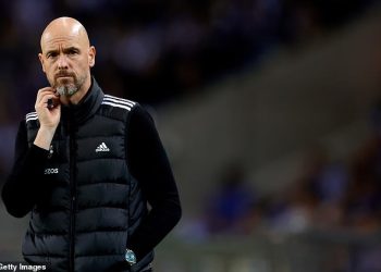 Eriku ten Hagu je ‘bliski prijatelj rekao da ODUSTANI s uloge u Manchester Unitedu – vjeruje da je ‘čudo’ što je kritičan šef još uvijek na Old Traffordu nakon lošeg početka sezone
