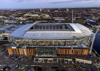Evertonov nedovršeni stadion Bramley Moore Dock POPLAVA jer slike pokazuju kako cure krovovi koji natapaju novi dom Toffeeja