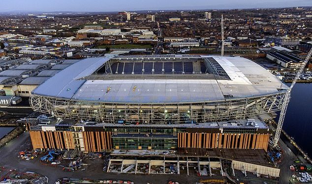 Evertonov nedovršeni stadion Bramley Moore Dock POPLAVA jer slike pokazuju kako cure krovovi koji natapaju novi dom Toffeeja