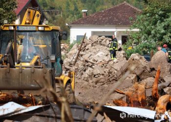 FOTO Spasilačke službe i teška mehanizacija neumorno rade da se život u Jablanici vrati u kakvu-takvu normalu