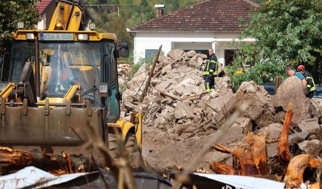 FOTO Spasilačke službe i teška mehanizacija neumorno rade da se život u Jablanici vrati u kakvu-takvu normalu