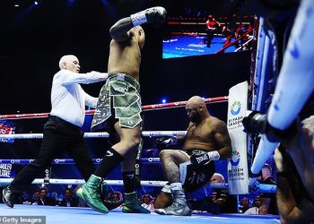 Fabio Wardley NOKAUTIRA Frazera Clarkea u prvoj rundi njihovog revanša za obranu britanske titule u teškoj kategoriji