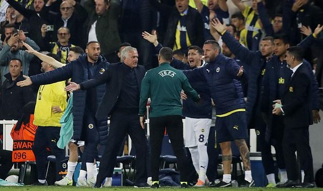 Fenerbahce 1-1 Man United: Jose Mourinho zauzima središnje mjesto s crvenim kartonom – dok ekipa Erika ten Haga ostaje bez pobjede u Europskoj ligi nakon što je En-Nesyri poništio prvi meč Christiana Eriksena