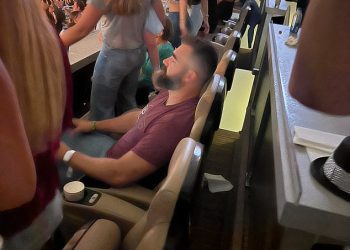 Fotografija Jasona Kelcea kako ‘spava’ na koncertu Taylor Swift Eras Tour postala je viralna dok obožavatelji ostaju na šavovima