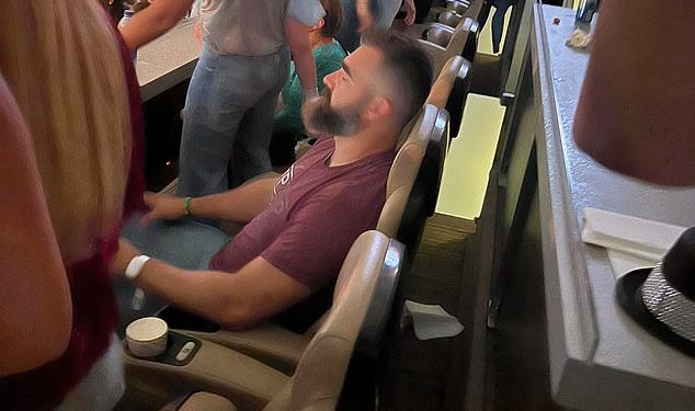 Fotografija Jasona Kelcea kako ‘spava’ na koncertu Taylor Swift Eras Tour postala je viralna dok obožavatelji ostaju na šavovima