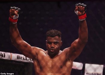 Francis Ngannou NOKAUTIRAO je Renana Ferreiru na PFL-ovoj Bitci divova dok je ‘Predator’ pobjedom u prvoj rundi postao prvak u teškoj kategoriji nakon dvije godine izbivanja iz MMA-a