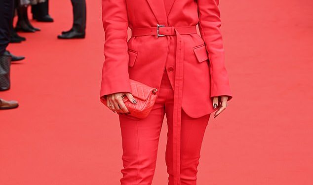 Frankie Bridge oduševljava u dramatičnom crvenom odijelu dok uživa u obiteljskom izlasku sa suprugom Wayneom i njihovim sinovima na projekciji Divljeg robota punoj zvijezda tijekom BFI London Film Festivala