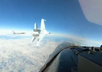 GLEDAJTE Ruski lovac gura američki F-16 od nuklearnog bombardera — RT World News