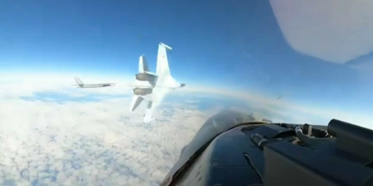 GLEDAJTE Ruski lovac gura američki F-16 od nuklearnog bombardera — RT World News