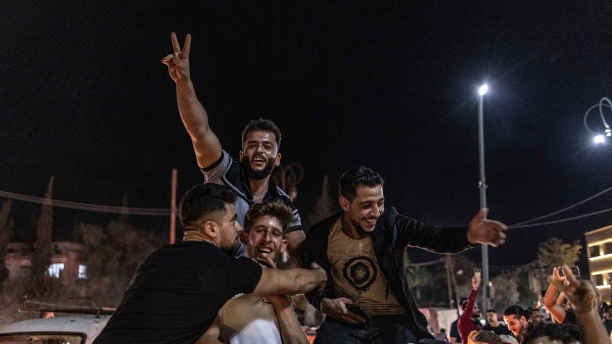 Sirijci slave u gradu Idlibu nakon vijesti u kojima se tvrdi da je vođa terorista Hezbollaha Hassana Nasrallaha ubijen. Izraelska vojska rekla je da je napala sjedište milicije Hezbollah u predgrađu Beiruta u petak, 27. rujna 2024.