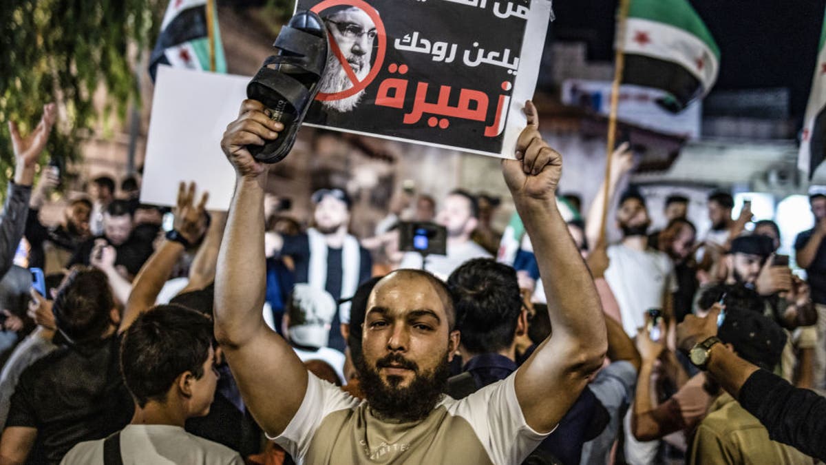 28. rujna 2024., Sirija, Idlib: Sirijci slave u gradu Idlibu nakon smrti vođe Hezbollaha Hassana Nasrallaha. Libanonska teroristička skupina Hezbollah potvrdila je smrt svog vođe u izraelskom zračnom napadu.