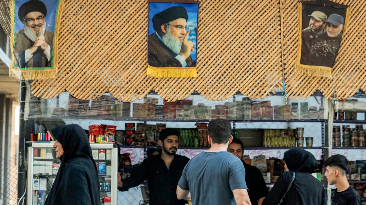 Slike Hassana Nasrallaha, pokojnog vođe libanonske šijitske terorističke skupine Hezbollah koji je nekoliko dana ranije ubijen u izraelskom zračnom napadu u Bejrutu, vise iznad štanda dok ljudi kupuju u četvrti Sayyida Zeinab u Damasku 29. rujna 2024.