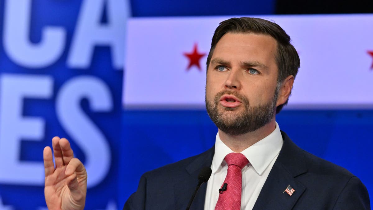 JD Vance na pozornici za debatu