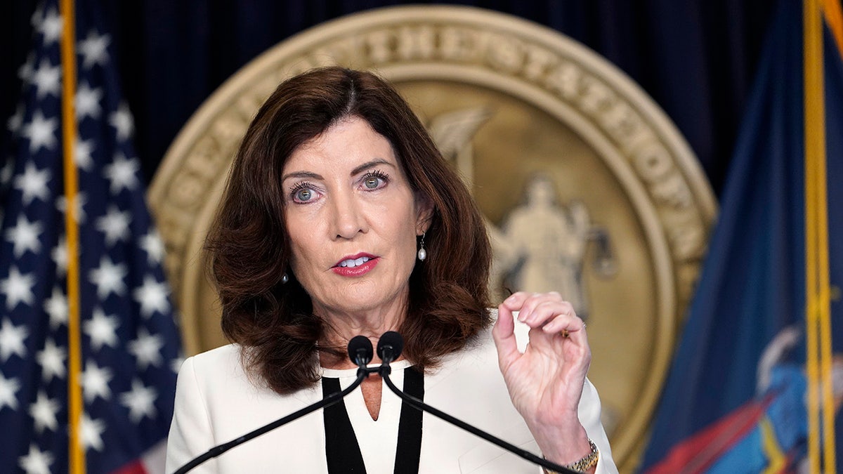 Krupni plan Kathy Hochul koja govori za govornicom