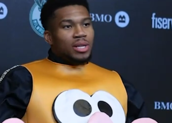 Giannis u sobi za novinare odjeven kao Mr. Potato nakon poraza