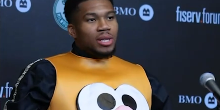 Giannis u sobi za novinare odjeven kao Mr. Potato nakon poraza