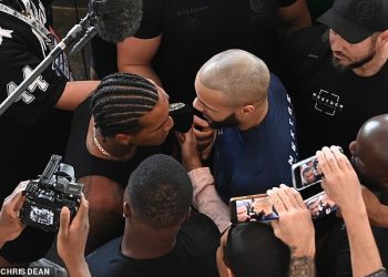 Gledajte kako bijesni Conor Benn prijeti da će ‘F*** UP’ Chrisa Eubanka Jnr. u sukobu s hotelom u Saudijskoj Arabiji dok bukti temperament između najvećih rivala dvije godine nakon sage o drogama zbog koje je njihova borba otkazana