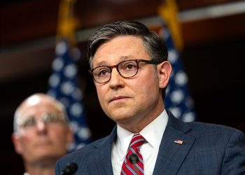 Govornik Johnson govori o tvrdnjama da je FEMA preusmjerila sredstva na napore za imigraciju: ‘Američki ljudi su zgroženi’