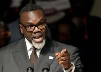 Gradonačelnik Chicaga uspoređuje stajališta onih koji se s njim ne slažu o troškovima škola s ropstvom