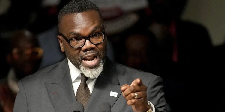 Gradonačelnik Chicaga uspoređuje stajališta onih koji se s njim ne slažu o troškovima škola s ropstvom