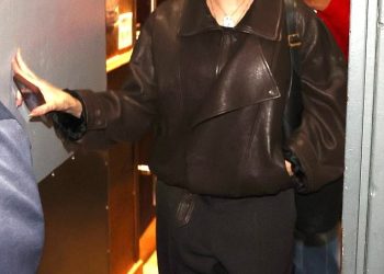 Hailey Bieber pokušava se zadržati po strani dok večera sa šeširom i sunčanim naočalama, dok se suprug Justin bori s uhićenjem bivšeg mentora Diddyja