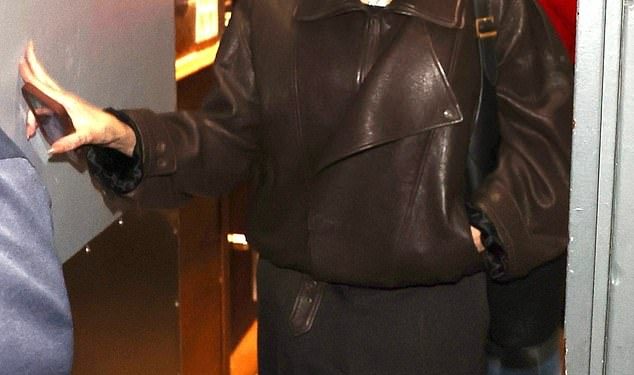 Hailey Bieber pokušava se zadržati po strani dok večera sa šeširom i sunčanim naočalama, dok se suprug Justin bori s uhićenjem bivšeg mentora Diddyja