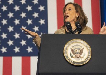 Harris odluku o raspravi o Trumpu naziva ‘prilično slabim potezom’, hvali domorodačku zajednicu na skupu u Arizoni